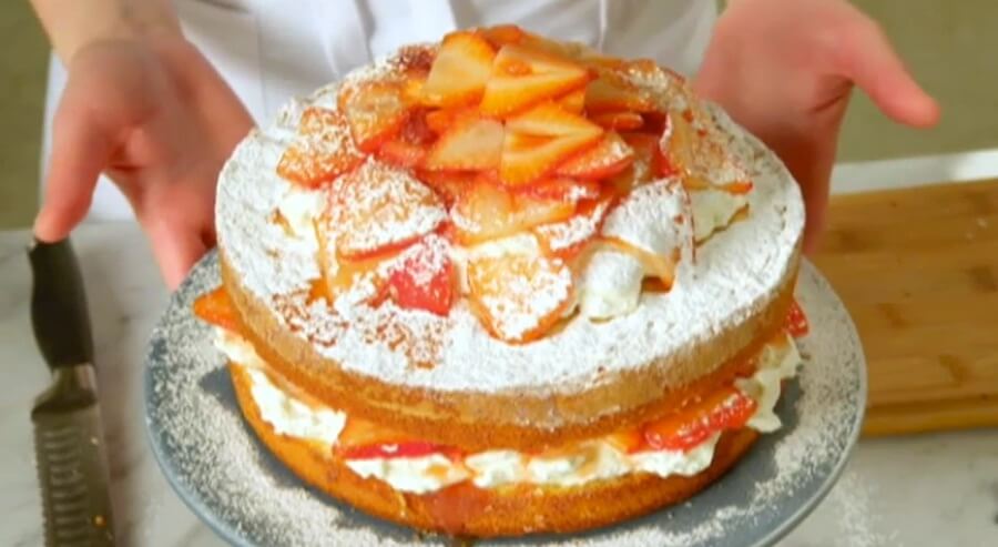 طرز تهیه کیک اسفنجی خامه ای و توت فرنگی